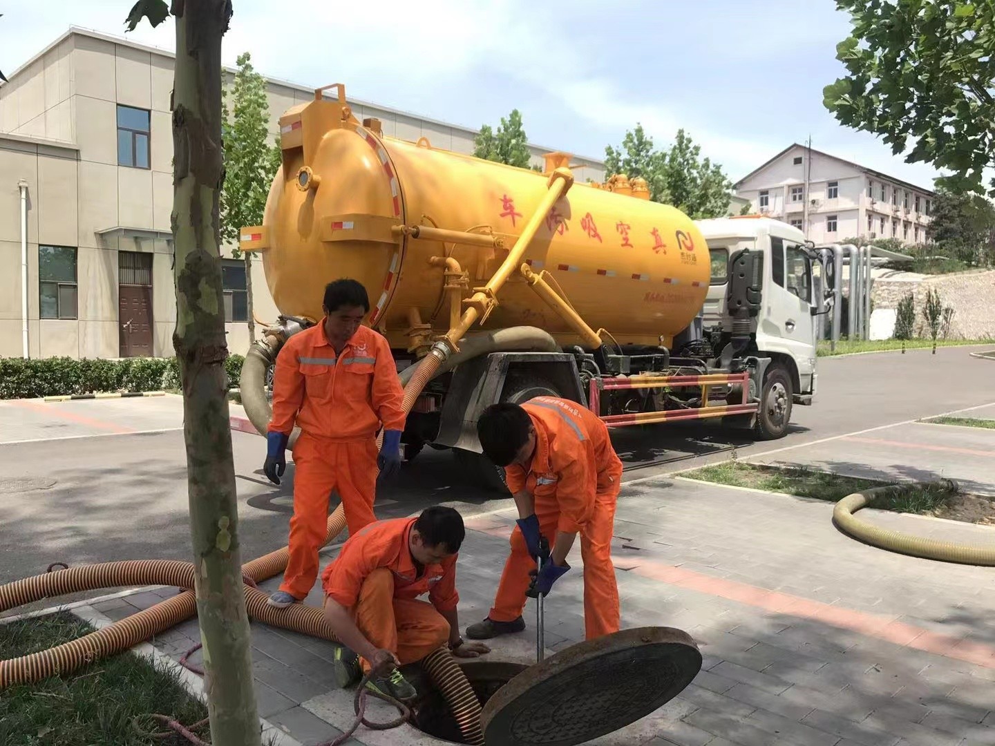 夏津管道疏通车停在窨井附近