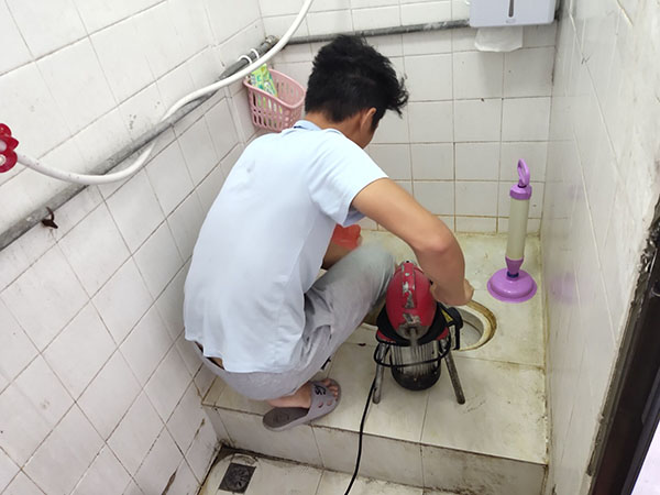 夏津管道堵塞冒臭气 专业师傅现场解决问题