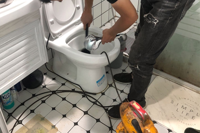 夏津马桶堵塞自己疏通还是找师傅?专业上门服务让你省时更省心